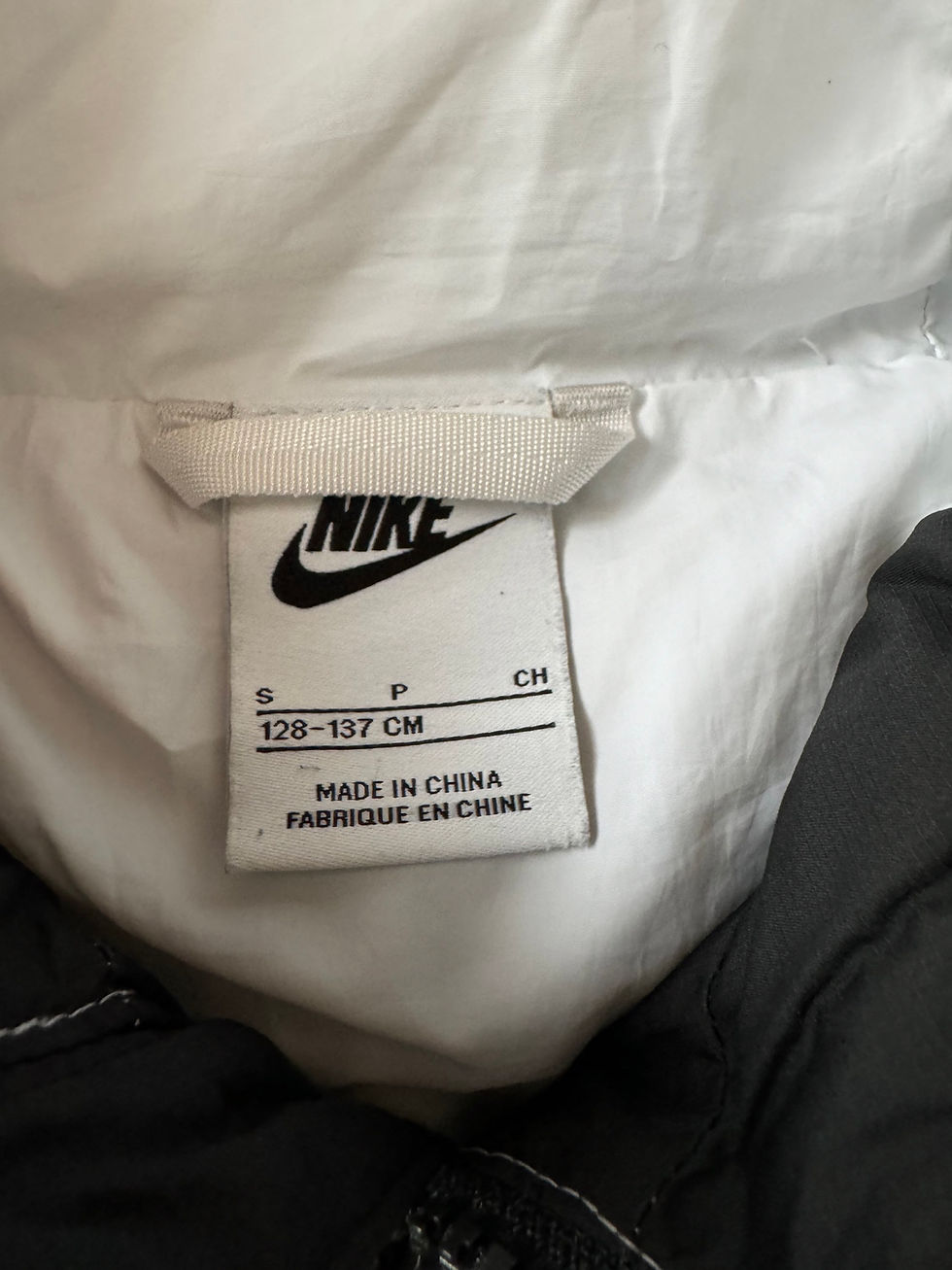 Miniature : Doudoune enfant Nike 9 ans 128-137 cm noir en très bon état 