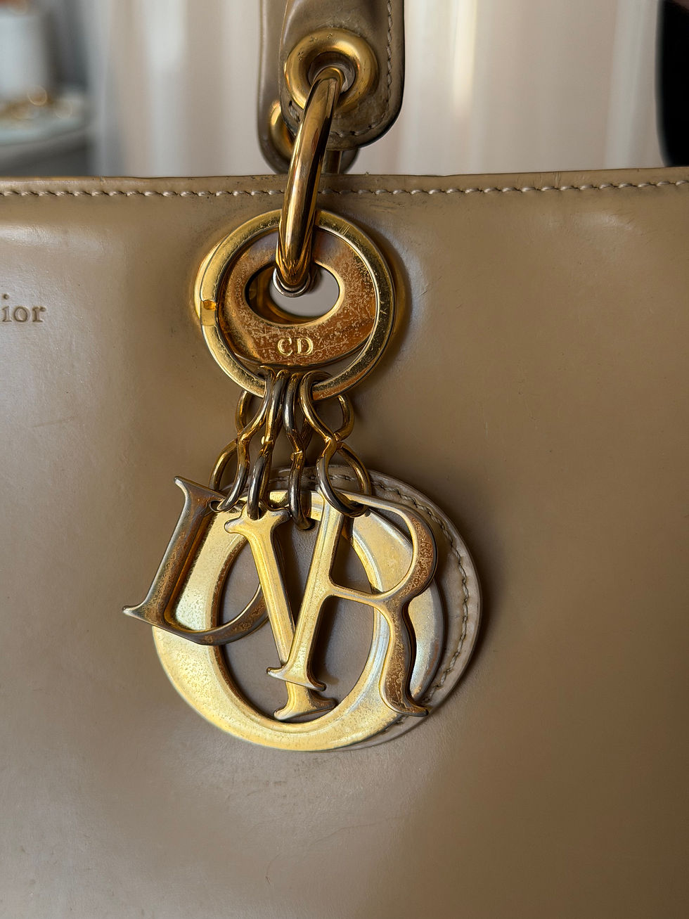 Miniature : Lady Dior vintage en cuir verni beige, modèle iconique de la maison. 