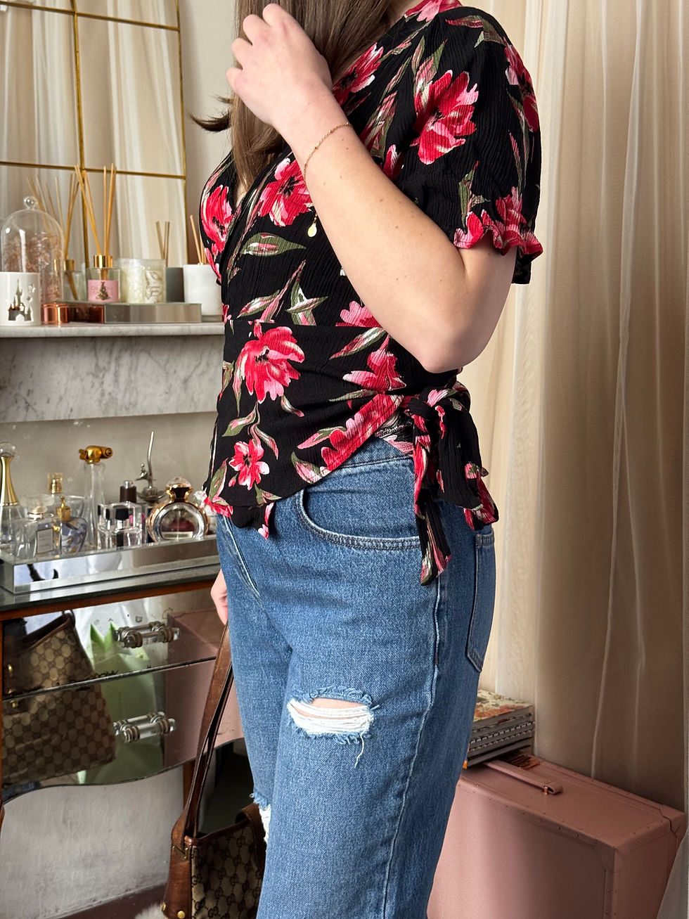 Miniature : Blouse la petite étoile  taille m noir avec motifs florales en très bon état 