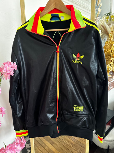 ensemble adidas rouge jaune vert
