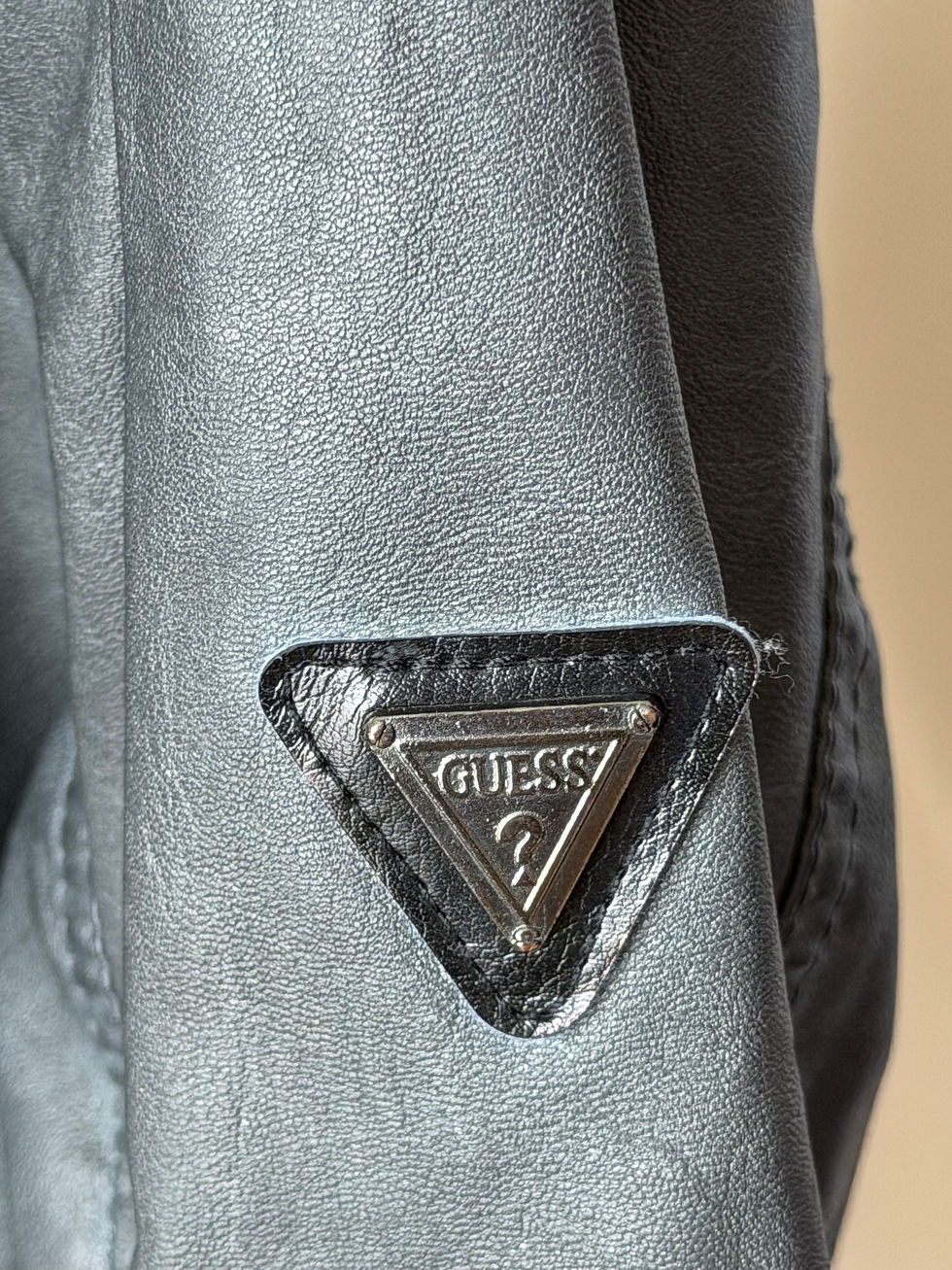 Miniature : Blouson guess style moto marque guess gris en très bon état taille L 