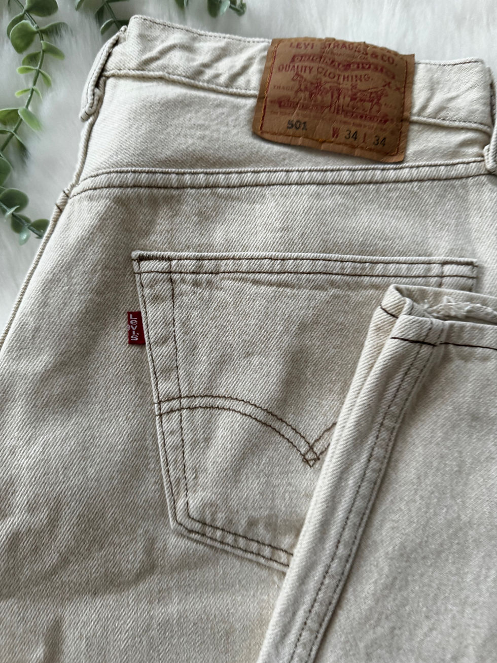 Miniature : Jean, Levis 501W 34 L. 34 couleur blanc en très bon état taille 44 cm longueur 1