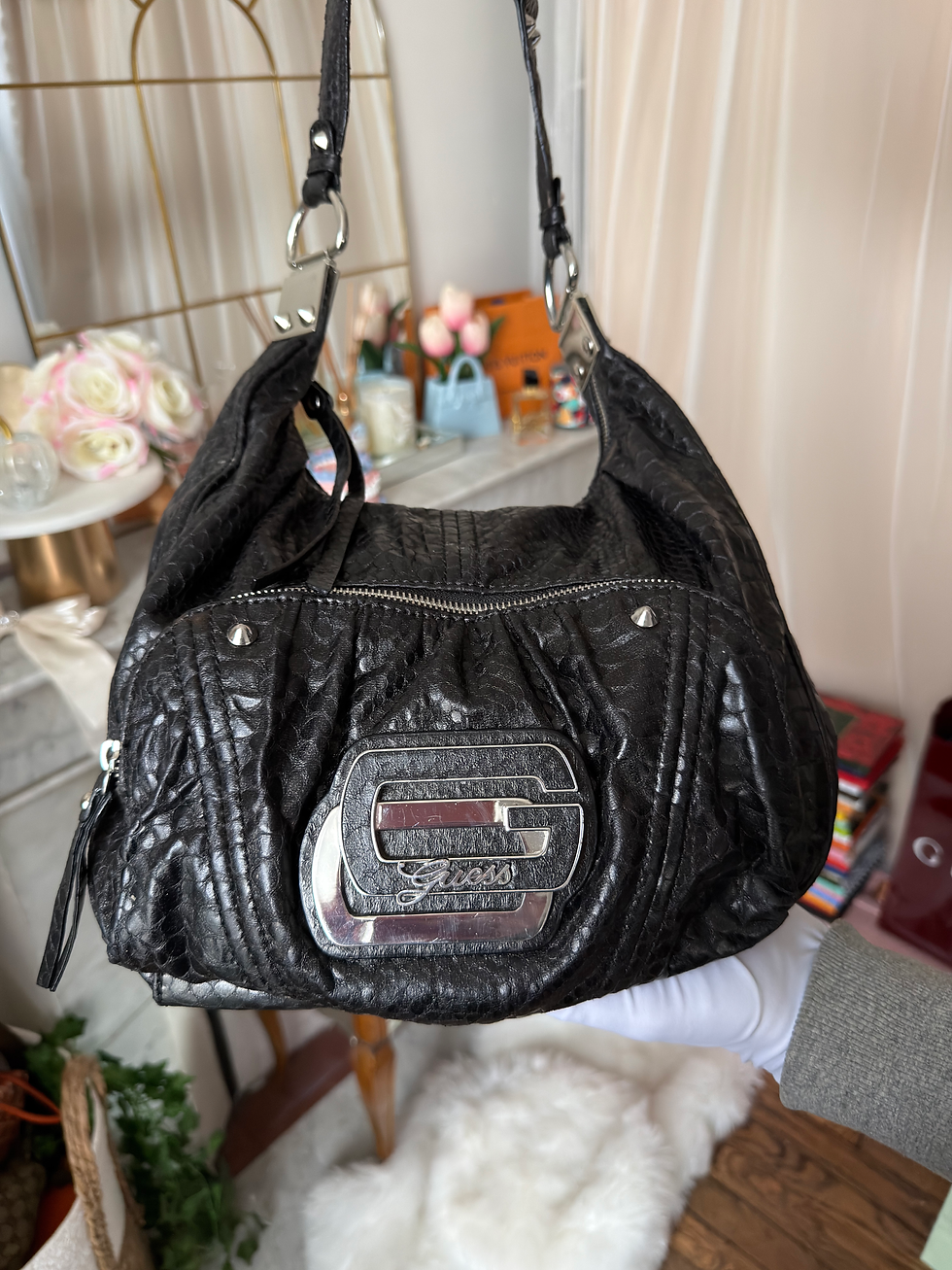 Miniature : Sac à main guess noir en très bon état ( polyester ) hauteur 26cm largeur 34 c