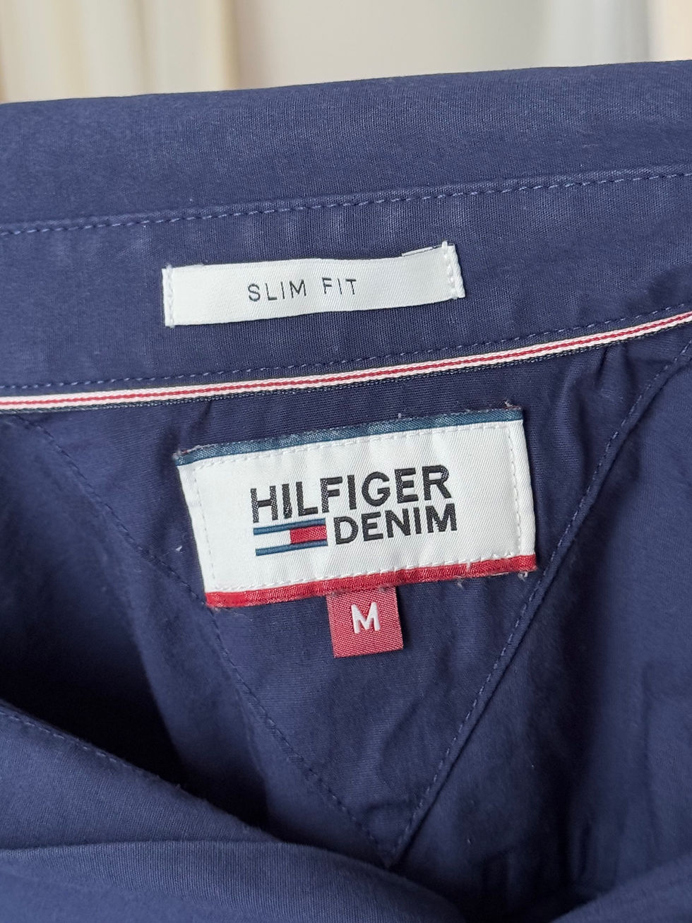 Miniature : Chemise tommy Hilfiger bleu marine en très bon état taille m en coton 