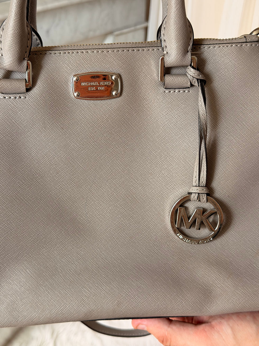 Miniature : Sac à main Mickael kors gris en bon état avec bandoulière hauteur 23 cm longue
