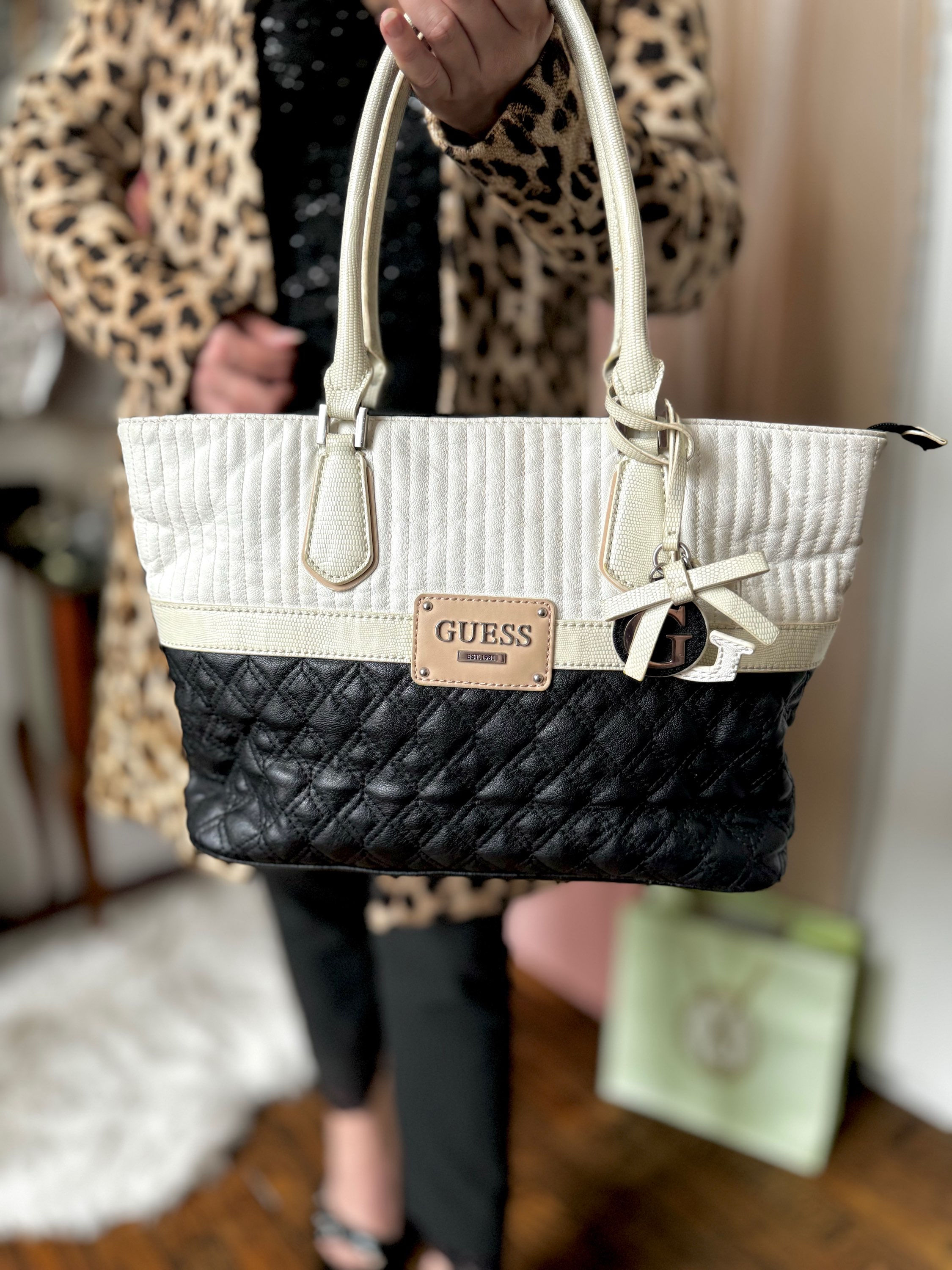 Sac à main guess blanc et noir en bon état hauteur 25 cm largeur 39-40 cm 