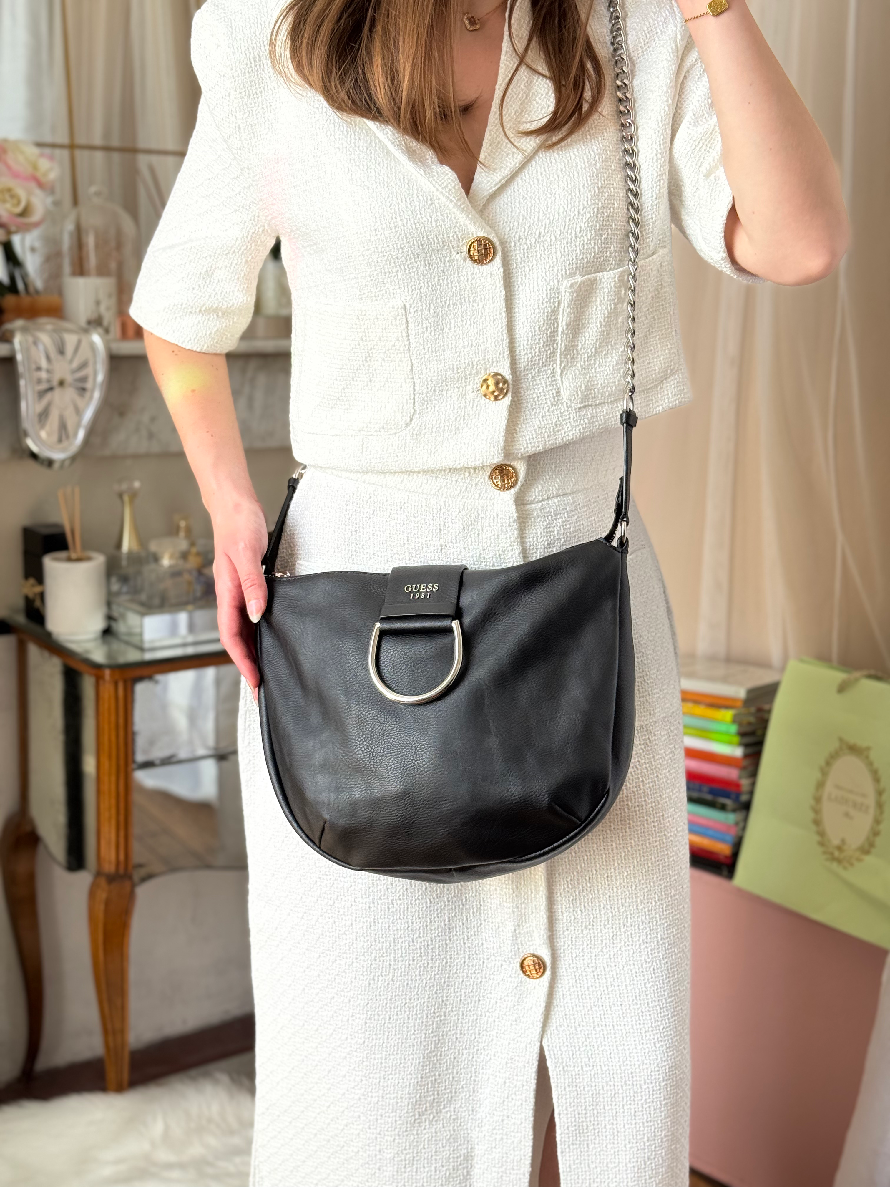 Sac à bandoulière guess noir taille b très bon état 