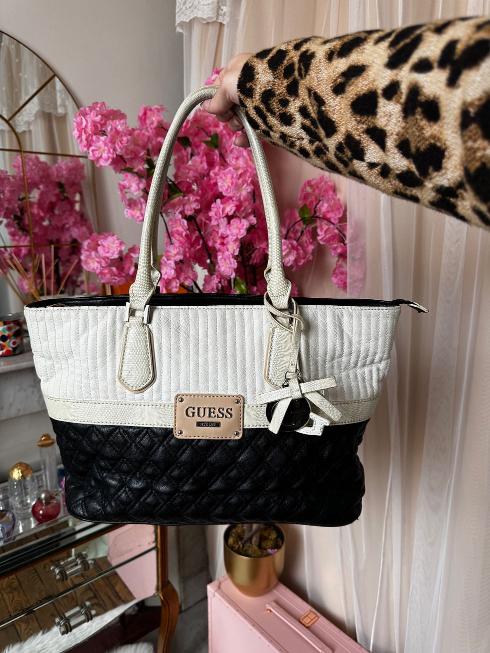 Miniature : Sac à main guess blanc et noir en bon état hauteur 25 cm largeur 39-40 cm 