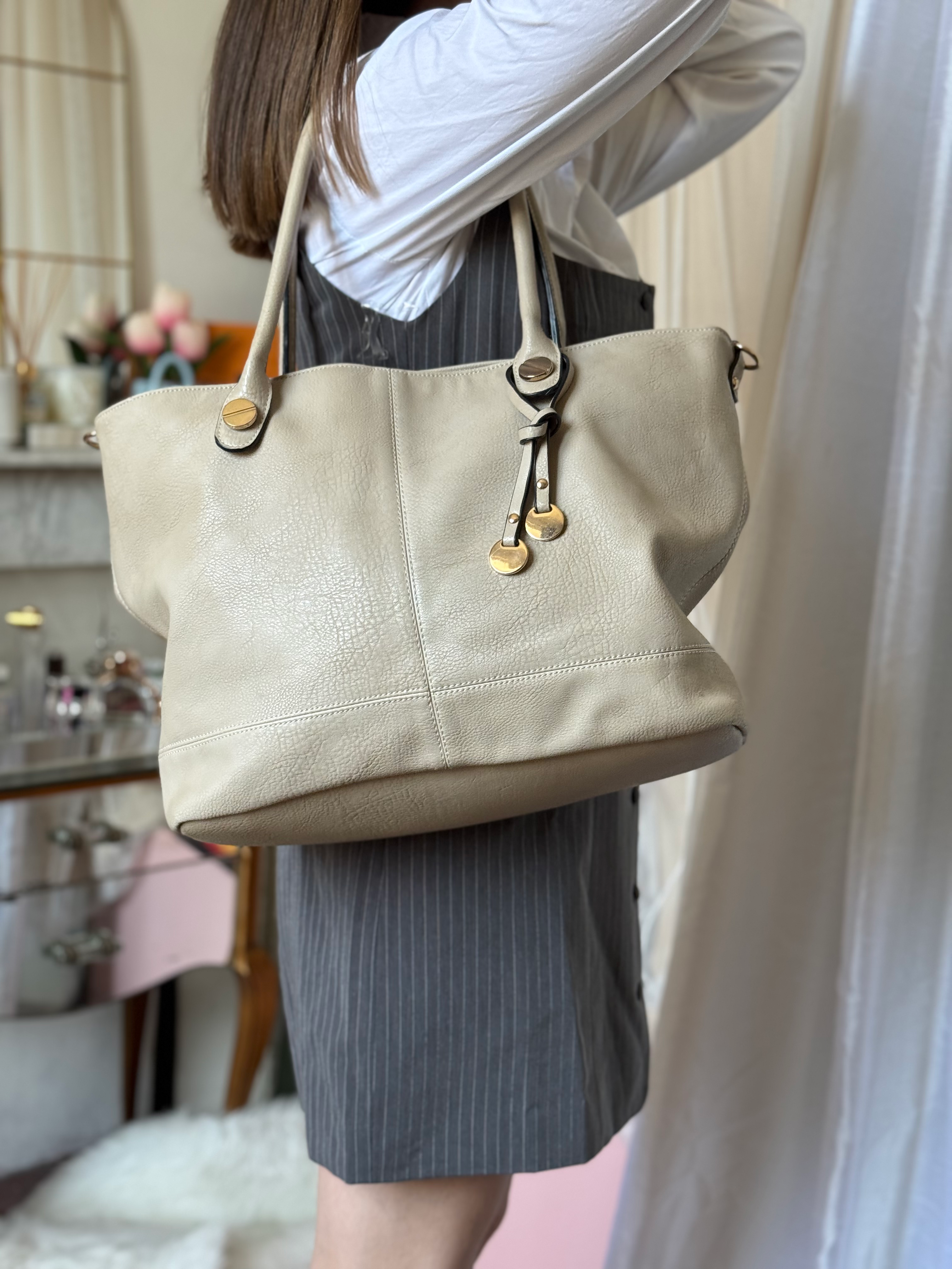 Sac à main minelli beige en très bon état , manque juste la bandoulière 