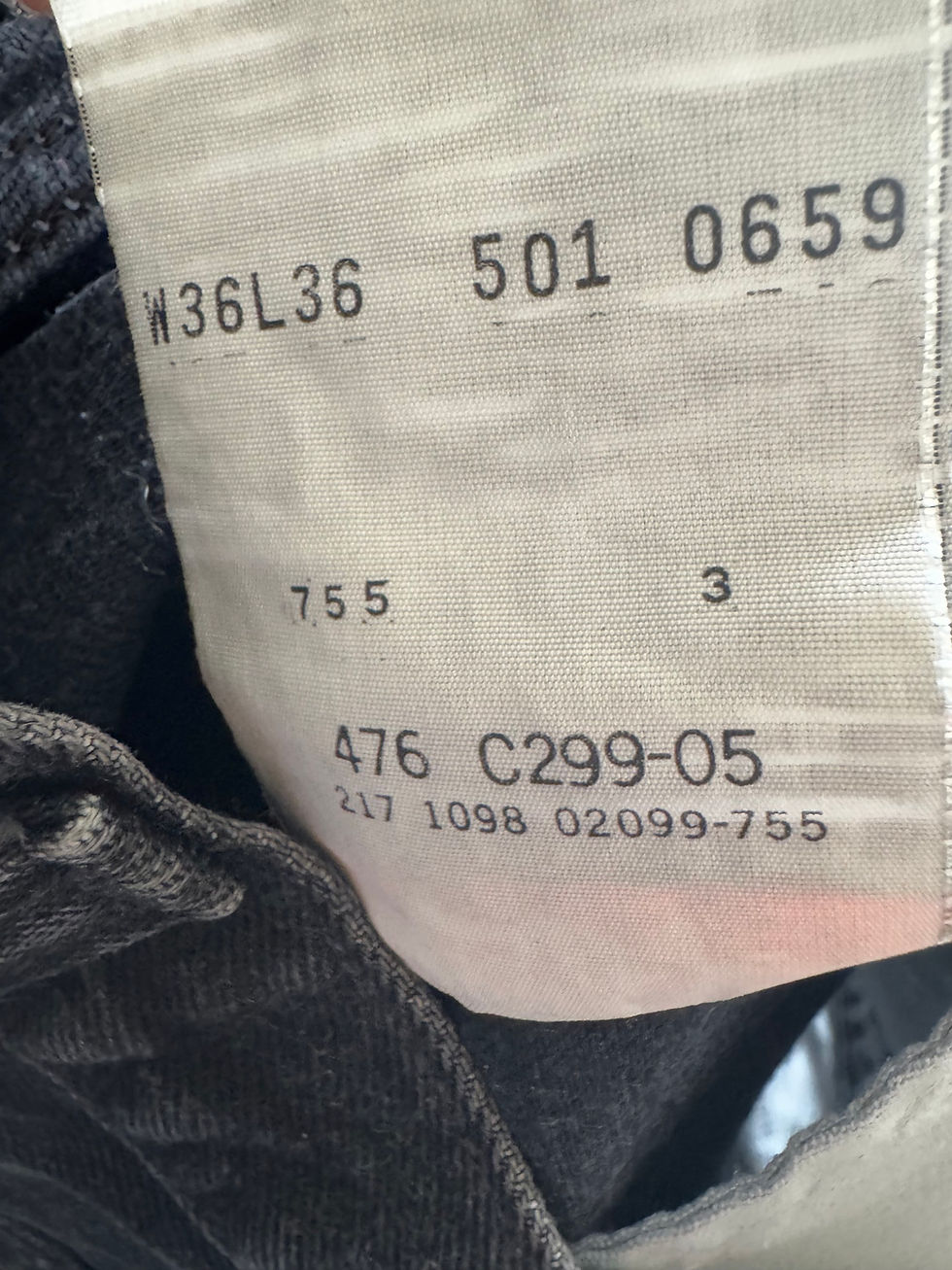 Miniature : Jeans Lévis 501 noir en très bon état w36l36 taille 44cm longueur 104cm