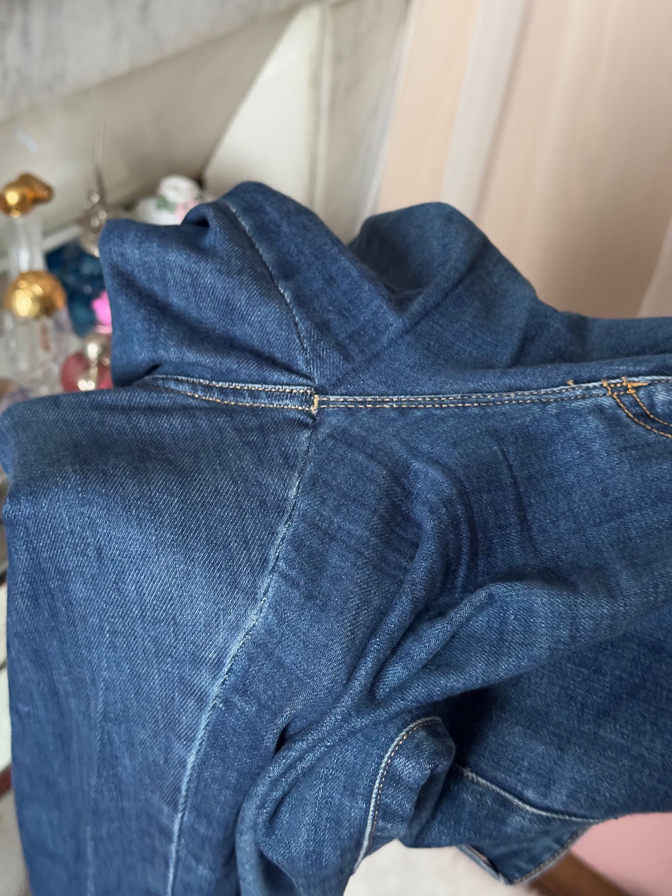 Miniature : Jeans Armani bleu taille 27 en très bon état taille 38 cm longueur 102 cm 