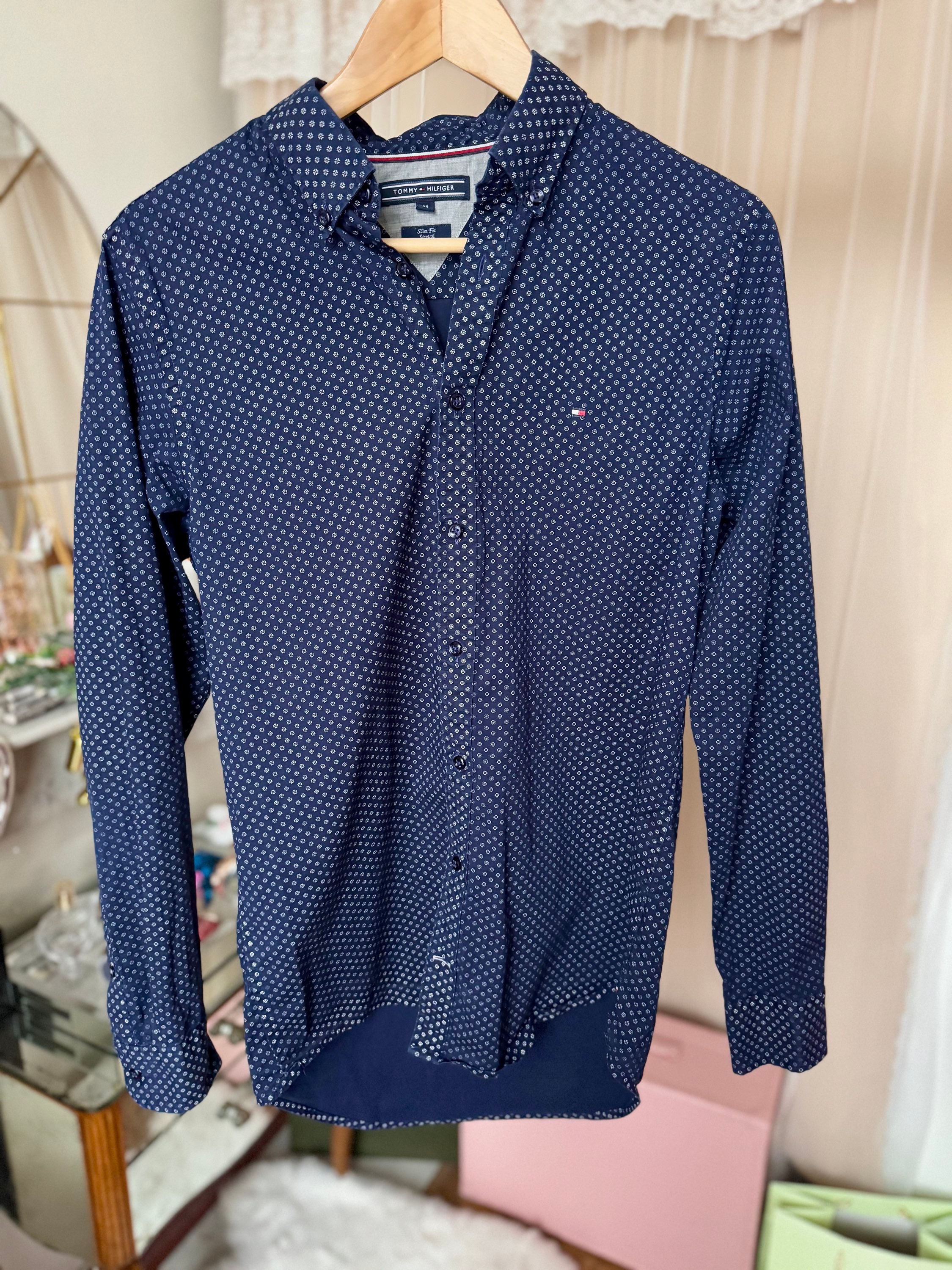 Chemise tommy Hilfiger bleu marine avec motif en bon état en coton taille m 