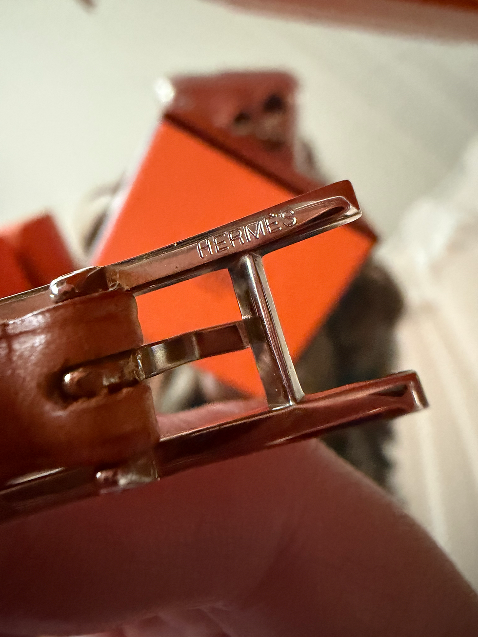 Miniature : Bracelet Hermès marron en cuir en bon état avec boîte
