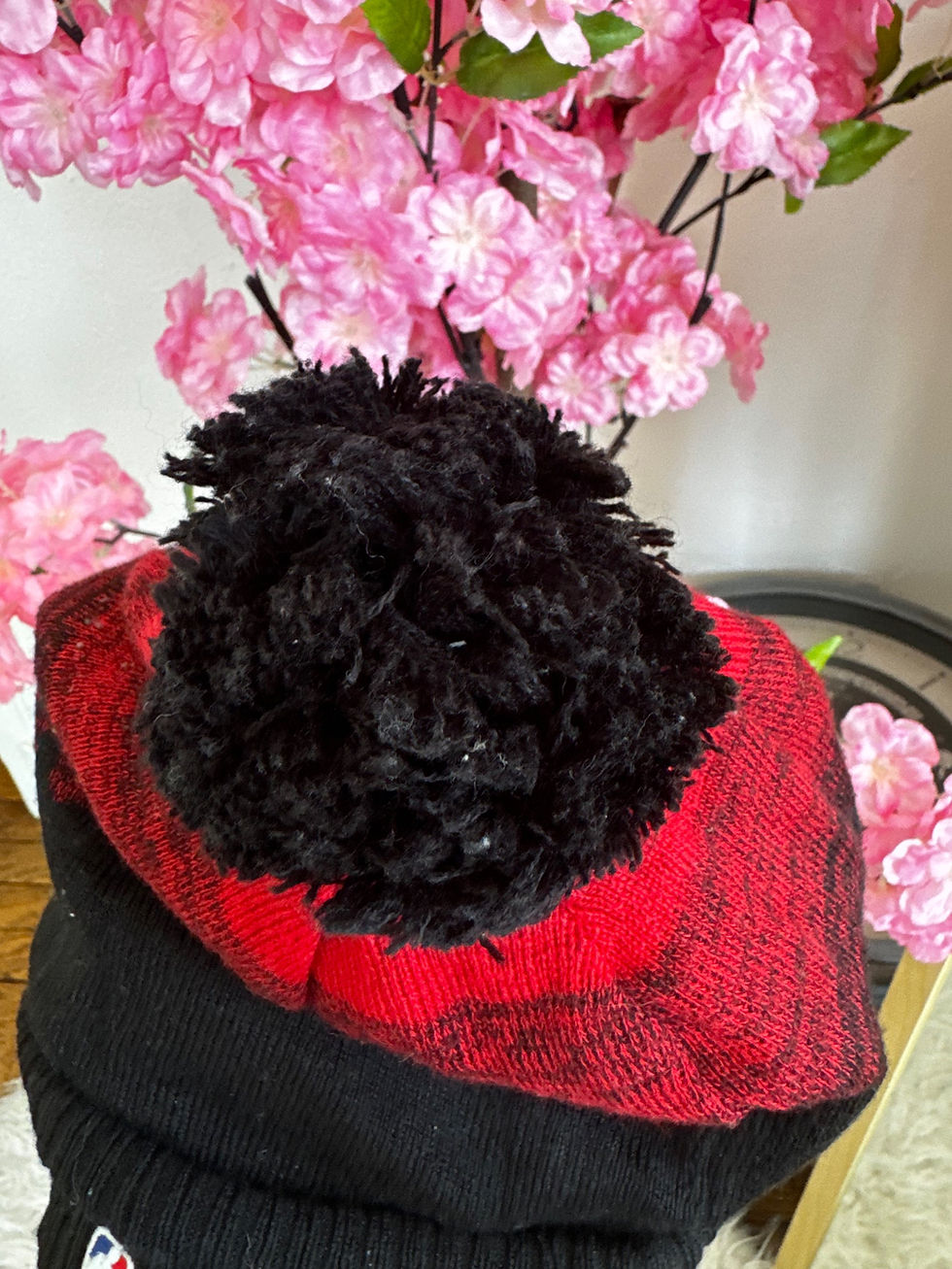 Miniature : Bonnet new era Chicago Bulls noir et rouge avec ponpon en très bon état 