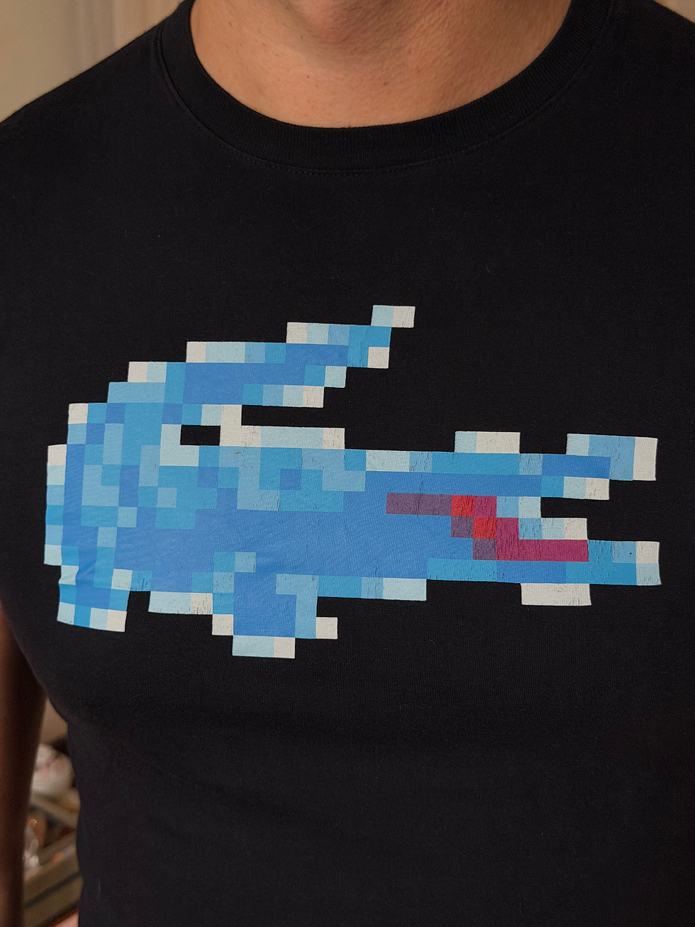 Miniature : T shirt Lacoste noir avec  imprimé multicolore  en très bon état taille m 