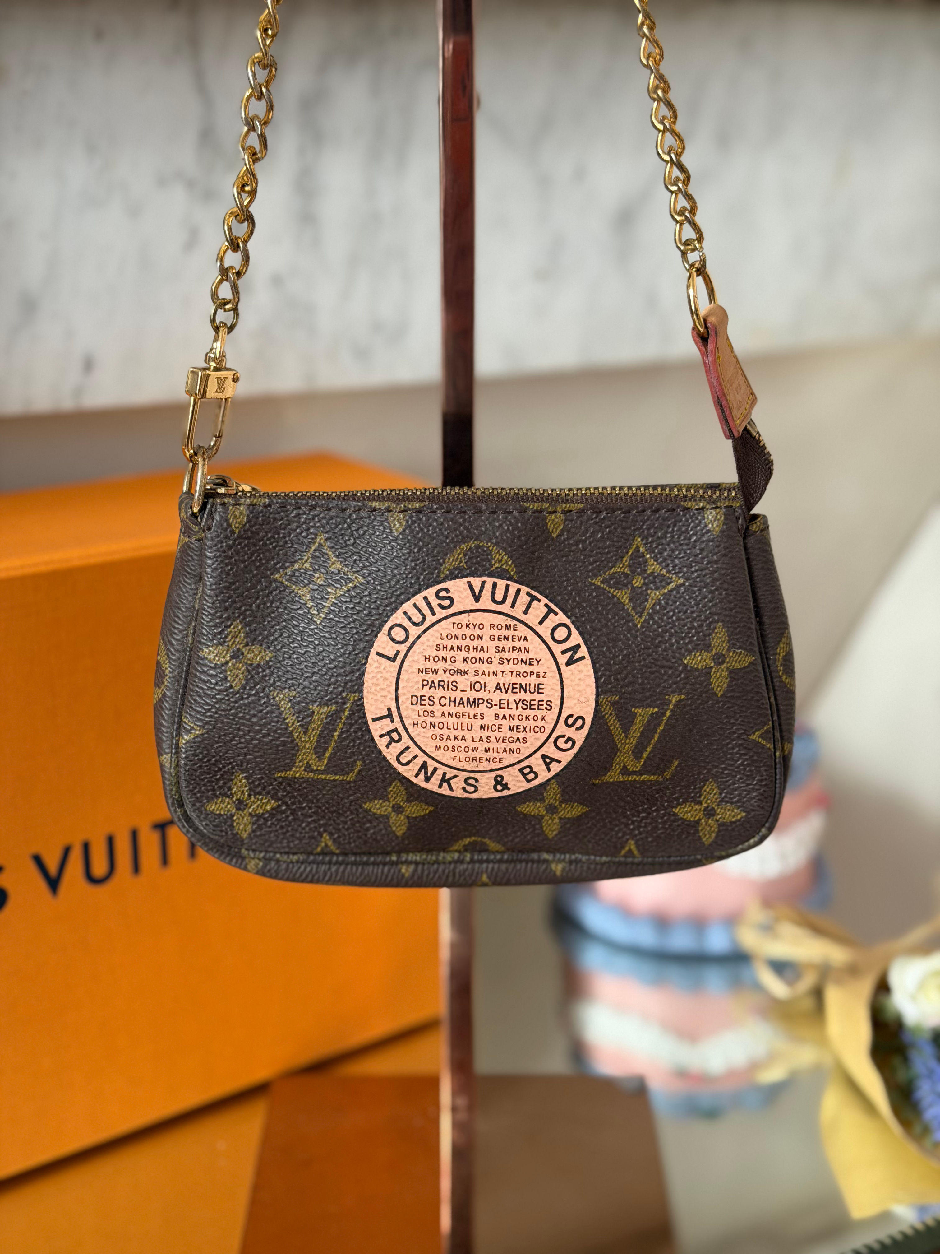 Louis Vuitton Mini Pochette Accessoires Monogram Trunks & Bags – Édition limitée