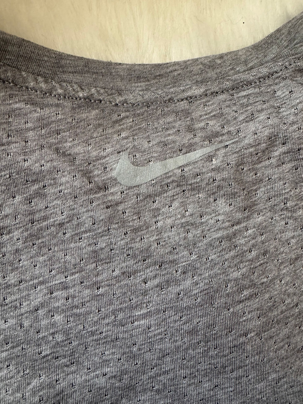 Miniature : T shirt Nike running gris taille m en très bon état 
