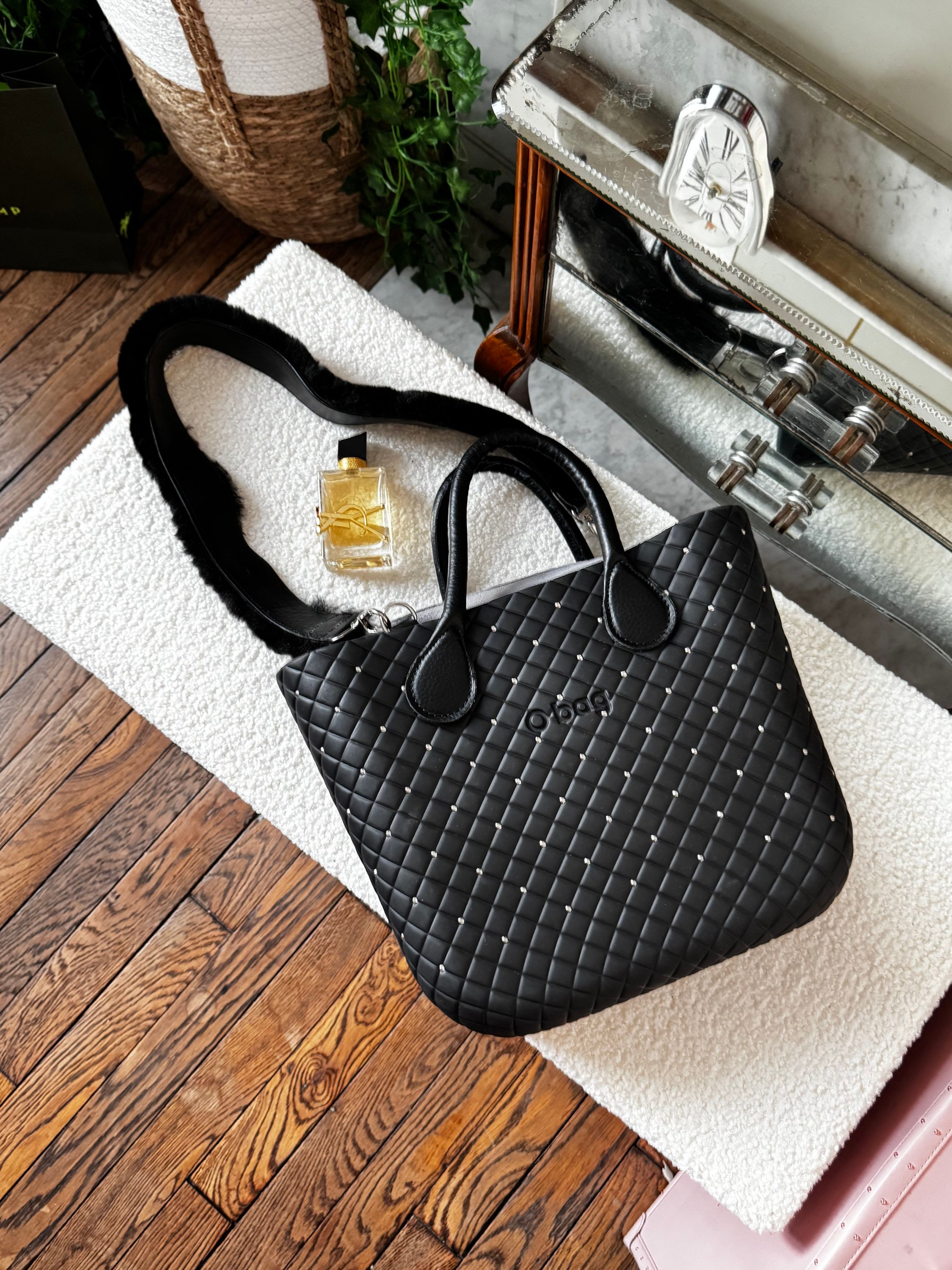 Sac bandoulière o’bag noir avec bandoulière en fausse fourrure de lapin