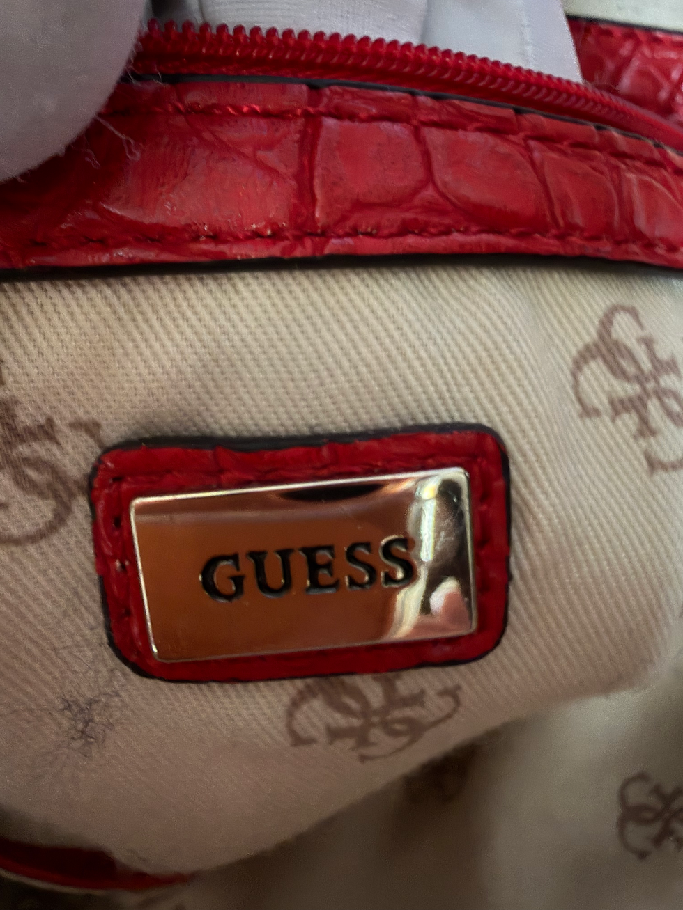 Miniature : Sac guess rouge en très bon état hauteur 26 cm largeur 40 cm 