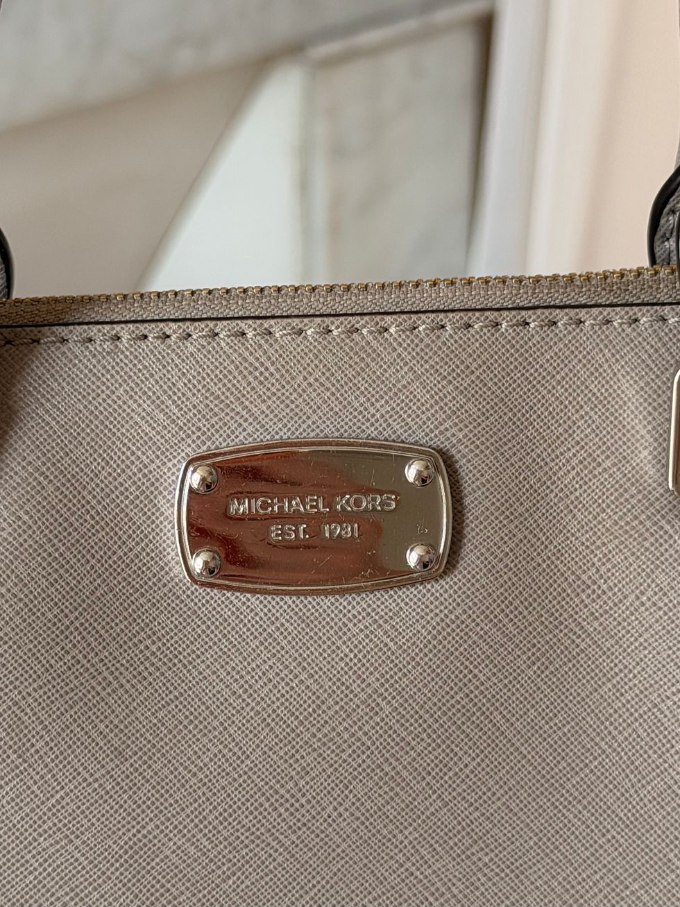 Miniature : Sac à main Mickael kors gris en bon état avec bandoulière hauteur 23 cm longue
