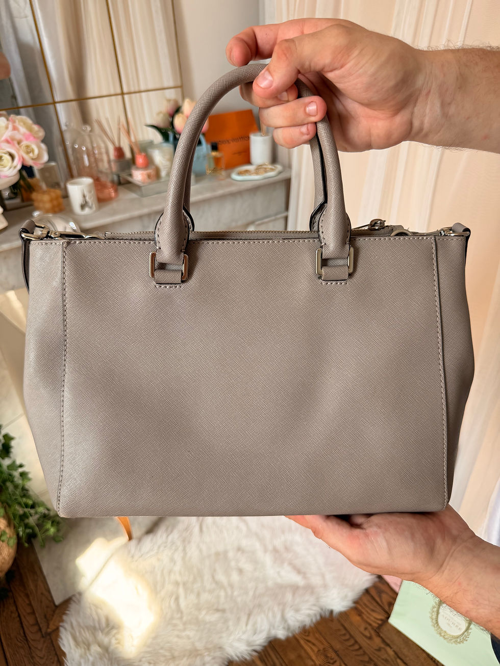 Miniature : Sac à main Mickael kors gris en bon état avec bandoulière hauteur 23 cm longue