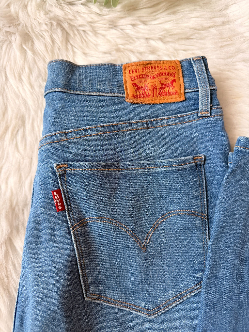 Miniature : Jeans Levis femme w29 bleu en très bon état taille 39cm longueur 115cm 