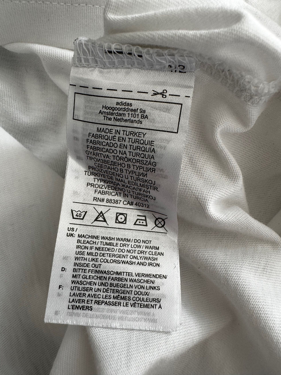 Miniature : T shirt adidas blanc taille s en bon état ( légèrement jauni au col ) 