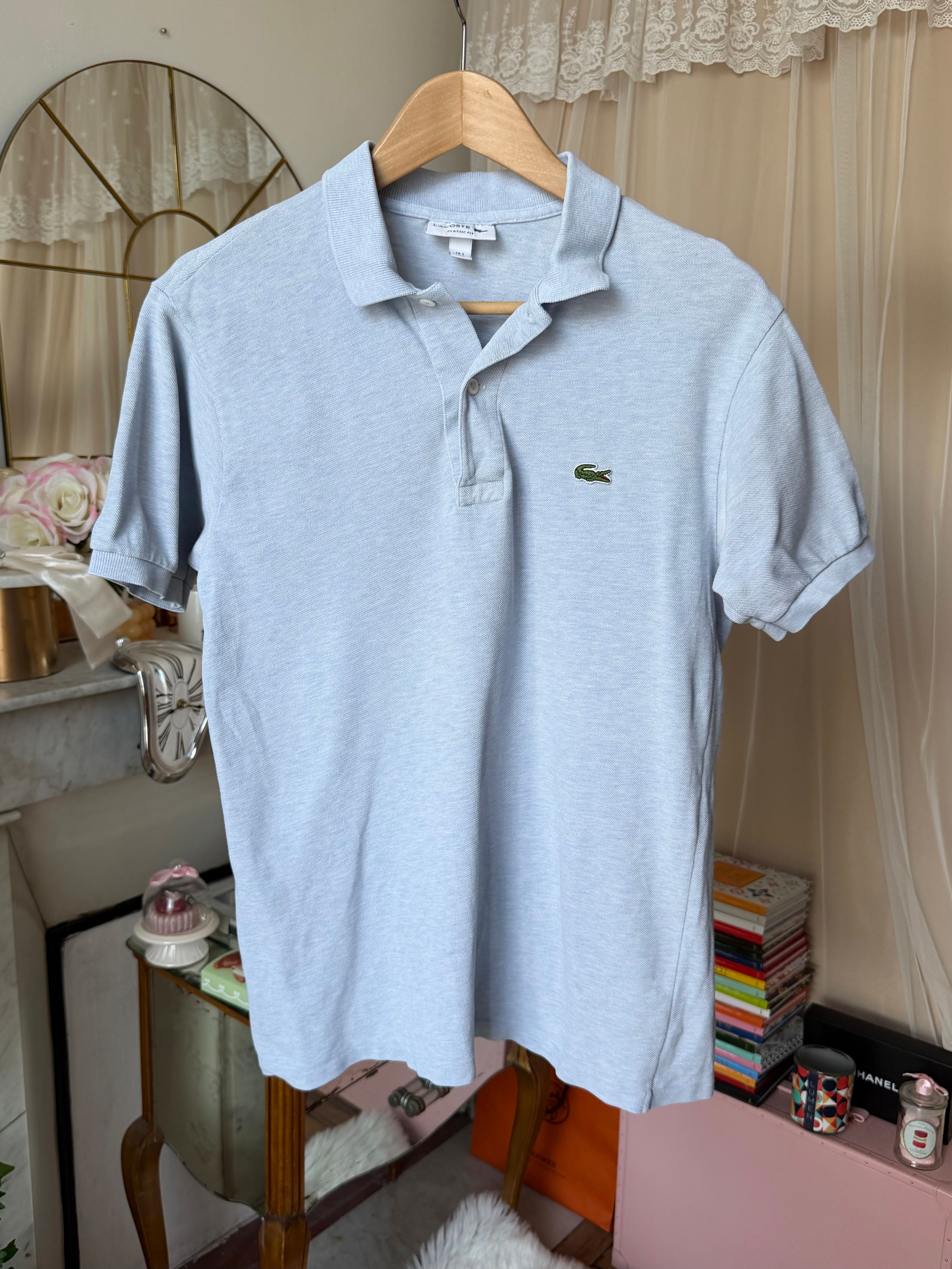 Polo Lacoste taille m bleu clair en coton en très bon état 