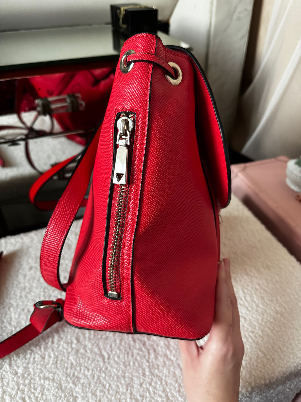 Miniature : Sac à dos guess rouge et blanc en très bon état malgré de légers petits défauts
