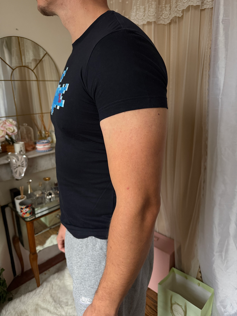 Miniature : T shirt Lacoste noir avec  imprimé multicolore  en très bon état taille m 
