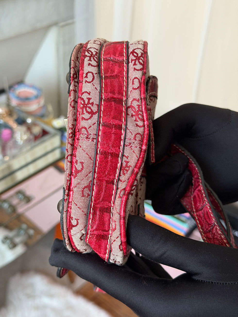Miniature : Petit sac à main guess rouge en très bon état  longueur environ 16 cm , hauteur 