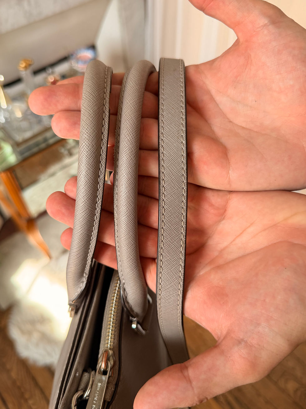 Miniature : Sac à main Mickael kors gris en bon état avec bandoulière hauteur 23 cm longue