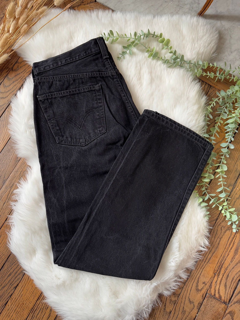 Miniature : Jeans Lévis 501 w34l32 noir en très bon état taille 44cm longueur 107cm