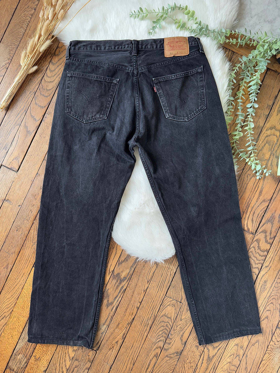 Miniature : Jeans Lévis 501 noir en très bon état w36l36 taille 44cm longueur 104cm