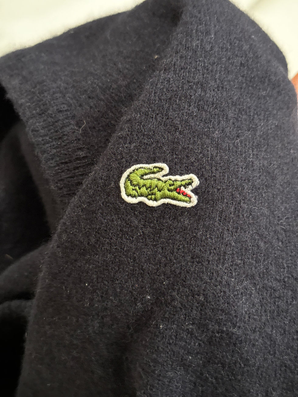 Miniature : Pull Lacoste, taille XL en laine vierge, en très bon état couleur bleu marine