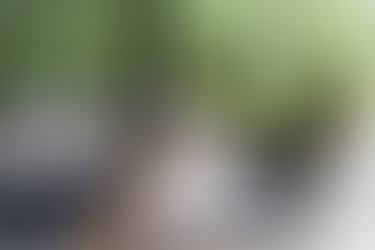 Executivo trabalhando ao ar livre em Atibaia, com vista para trilhas e montanhas ao pôr do sol