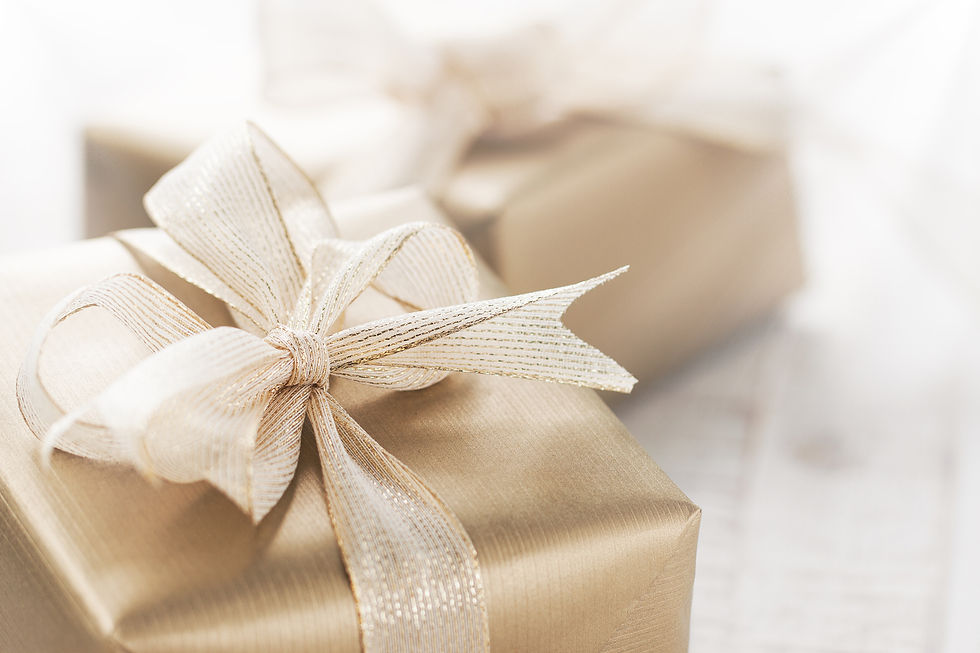 regalos-dorados-con-un-lazo-blanco.jpg
