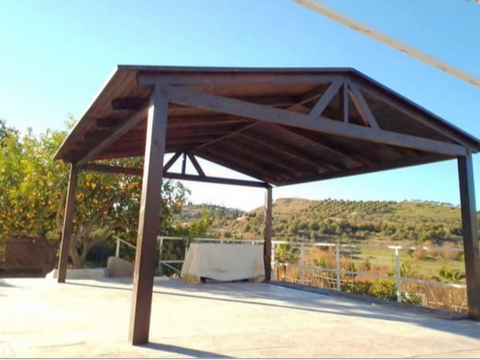 Pérgolas de madera a dos aguas en Frigiliana. Diseño atemporal y acabados premium.