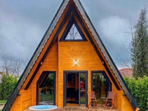 ¿Cómo se llaman los que construyen con madera?
Los carpinteros utilizan sus habilidades para construir estructuras y accesorios, tales como ventanas, techos, pisos, paredes y puertas de madera y otras estructuras de madera.