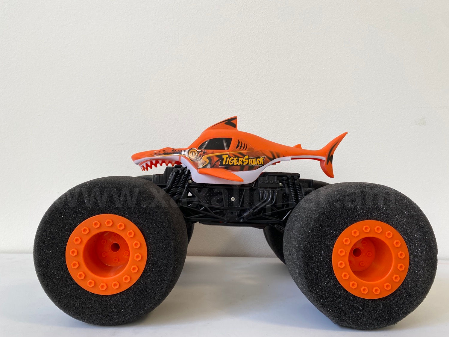 Փափուկ անիվներով մեքենա ճարպիկ շնաձուկ