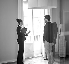 agent commercial immobilier avec des clients vendeurs