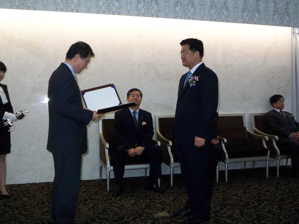 Innovation Award from SK Group, Mr. Henry Kihwan Kim