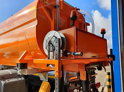 Enrouleur de tuyaux monté sur un camion pour la distribution de solution saline antigel