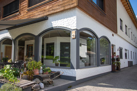 Nahaufnahme eines Hauses mit großen Fenstern.