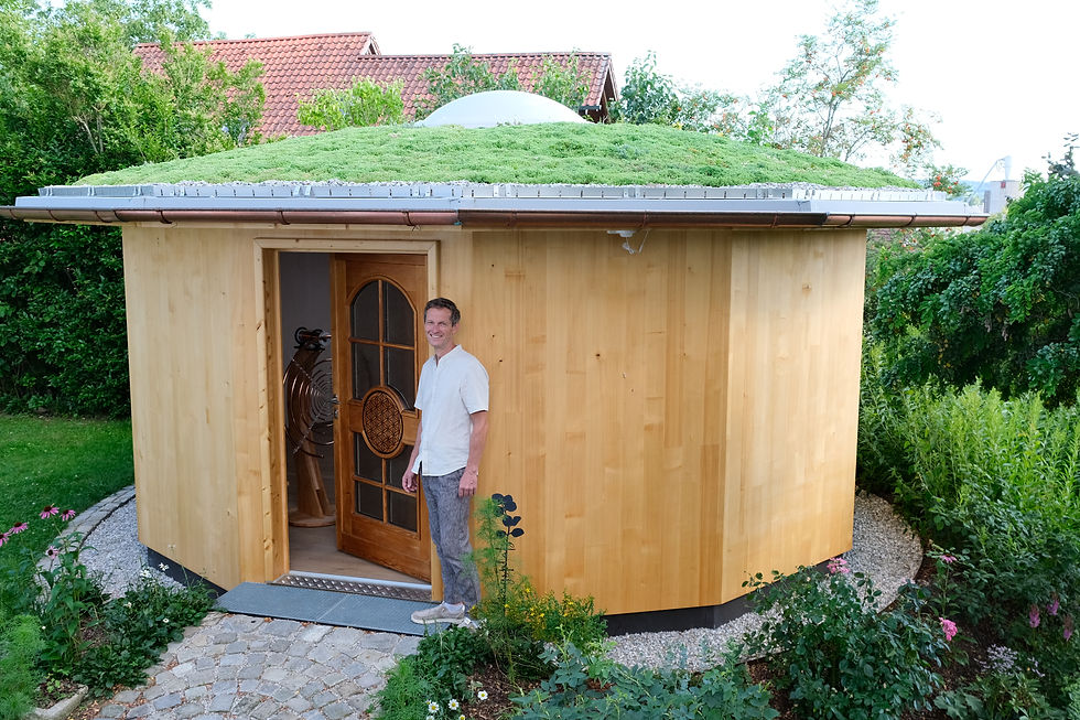 Markus Breuer vor seiner Jurte mit geöffneter Tür.