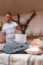 Arbeiten mit Kristallschale.