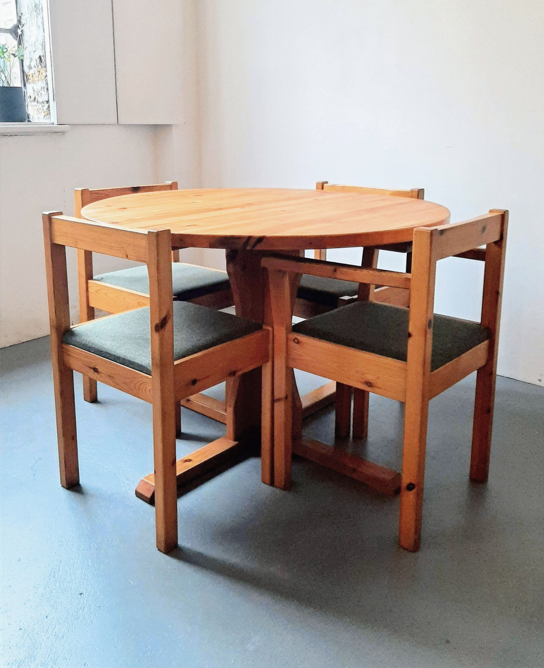 1970s pine chairs and circular dining table