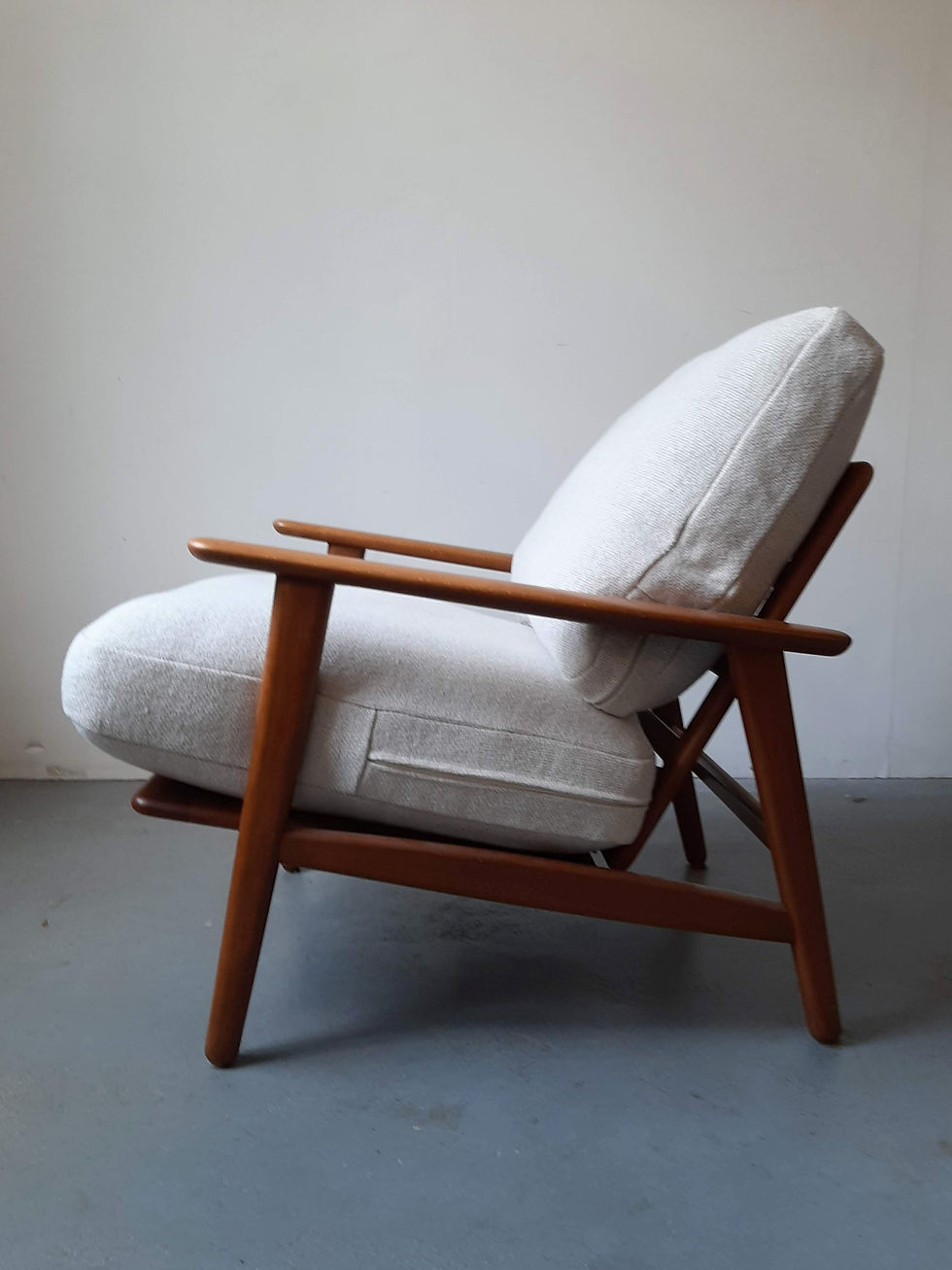 Thumbnail: Hans Wegner lounge chair