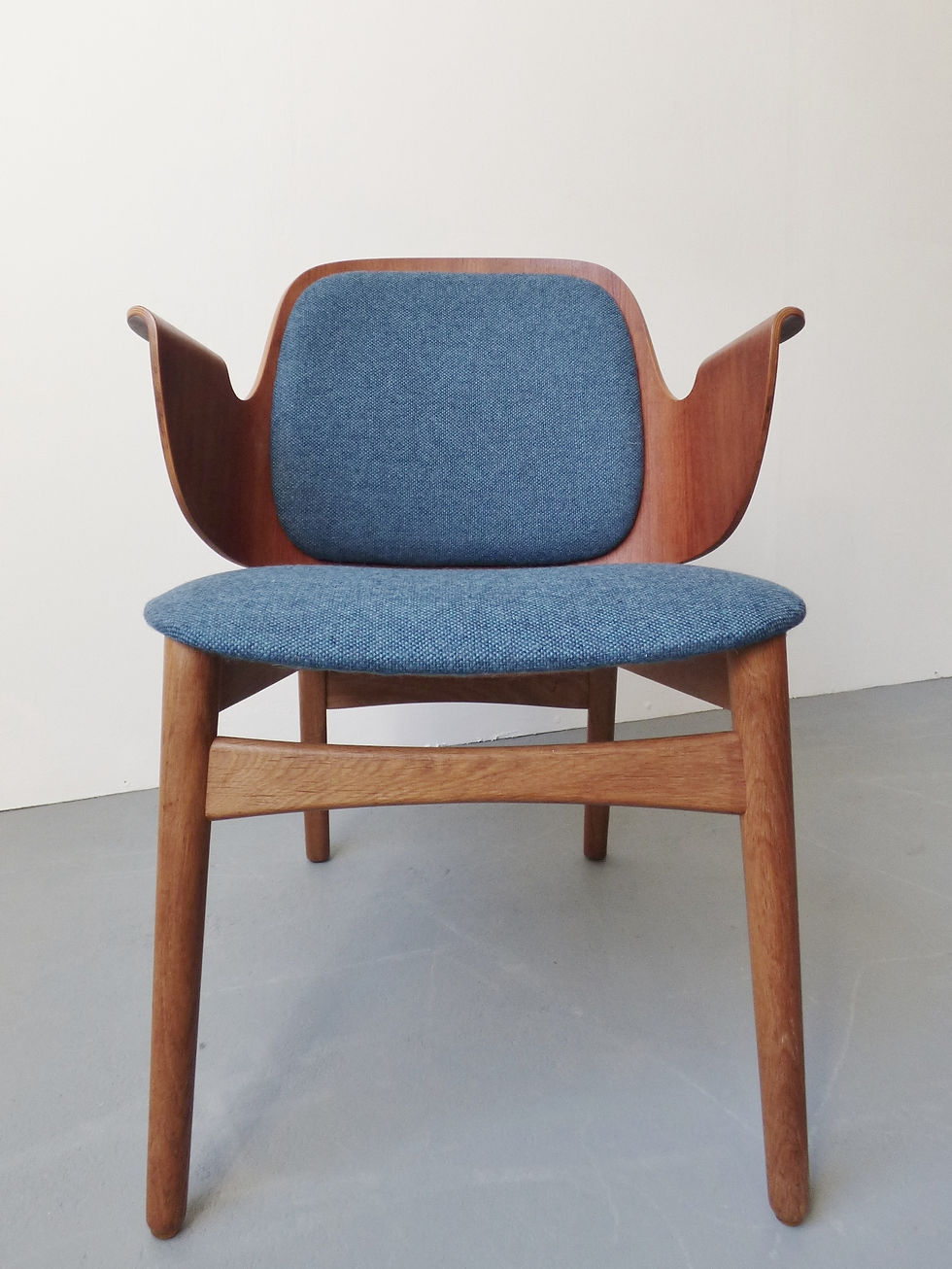 Thumbnail: Mid-century teak and oak shell chair 107 by Hans Olsen for Bramin