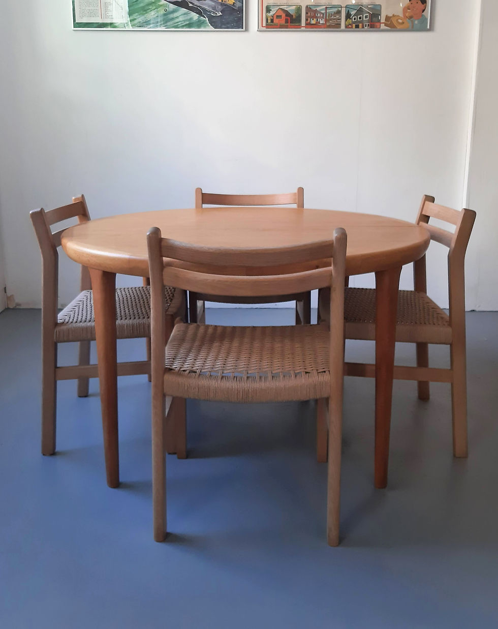 Mid-century Danish circular round dining table in oak with extending leaves